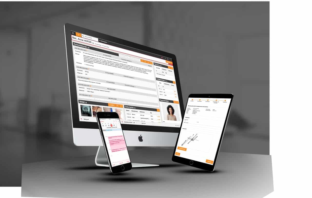 Monitor, Smartphone und Tablet mit Screenshots von der 4myHealth Praxissoftware