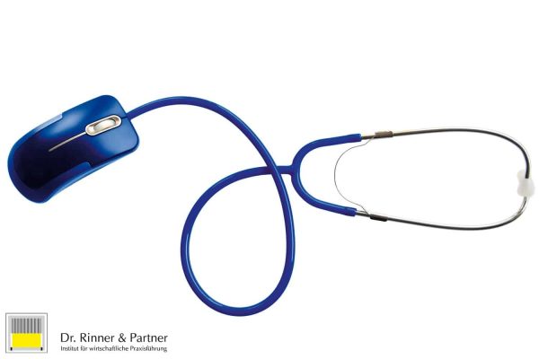 Blaue Computermaus mit Stethoskop als Kabel symbolisch für das Digitale in der Ärzteberatung