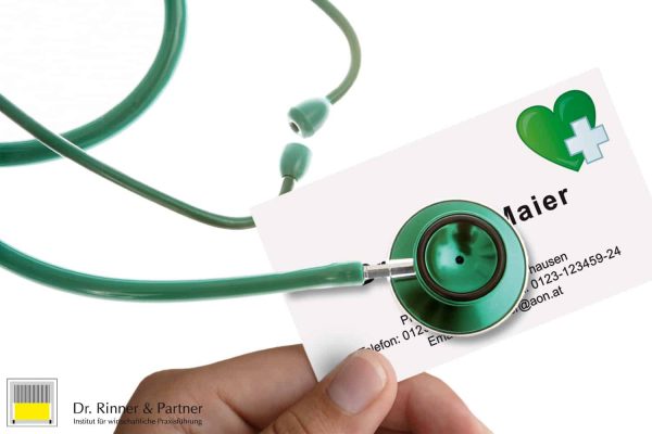 Grünes Stethoskop horcht eine Visitenkarte einer Versicherung ab