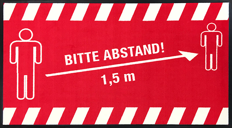 BEDRUCKTE FUßMATTE CORONA mit der Aufschrift “BITTE ABSTAND – 1,5m” in rot mit weißer Schrift. Darauf 2 Menschen mit einem Pfeil dazwischen und der Beschriftung 1,5m inkl. weißer Signalstreifen am Rand