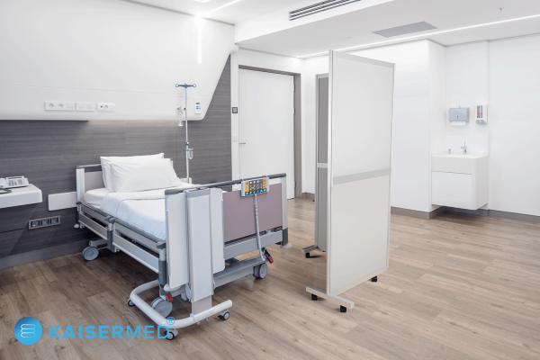 Mobile Trennwand / Faltwand auf Standfüßen 2-teilig mit Aluminium Rahmen steht in einem Krankenzimmer