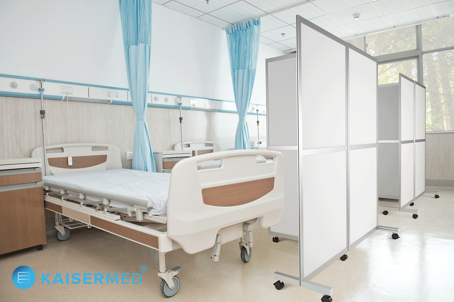 Mobile Trennwand / Faltwand auf Rollen 3-teilig mit Aluminium Rahmen steht in einem Krankenzimmer