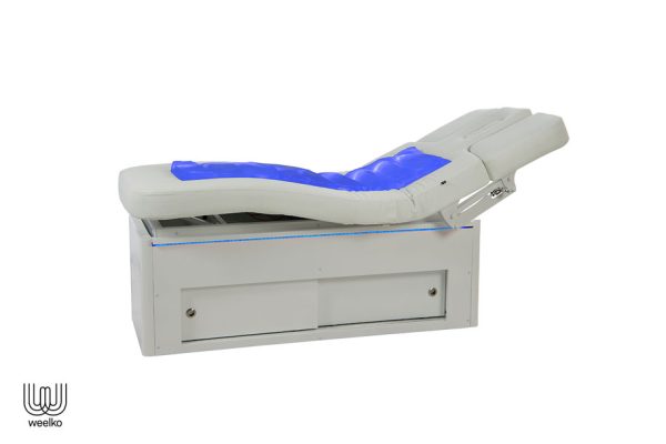 Weiße Massageliege flow, aufgerichtet, dick gepolstert, mit blauem LED Licht