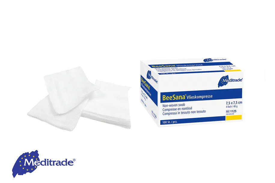 BeeSana® Vlieskompresse von Meditrade in der 100St. Packing, daneben ausgepackte Vlieskompressen