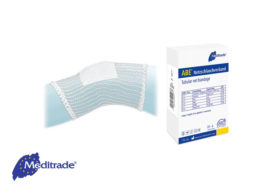 Meditrade ABE® Netzschlauchverband in der Verpackung, daneben Schlauchverband auf ein Puppenknie aufgezogen