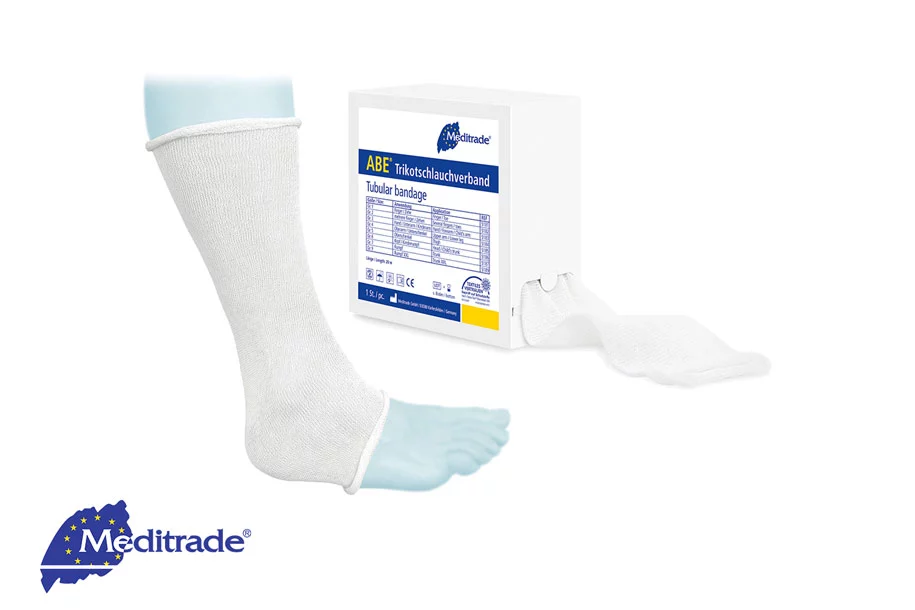 Meditrade ABE® Trikotschlauchverband feinmaschig in der Verpackung, daneben Schlauchverband auf Puppenfuß aufgezogen