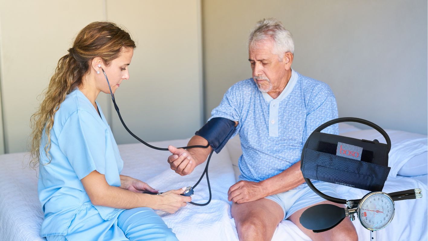 Arzthelferin misst den Blutdruck eines Patienten mit dem boso manuell Blutdruckmessgerät