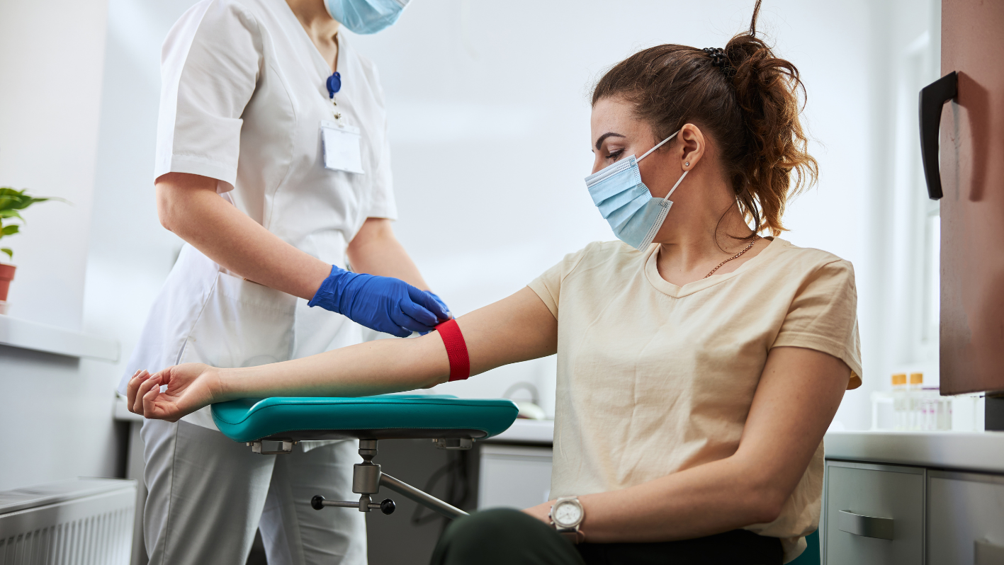 Professionelle Arm- und Beinauflage - Patientin wird Blut abgenommen