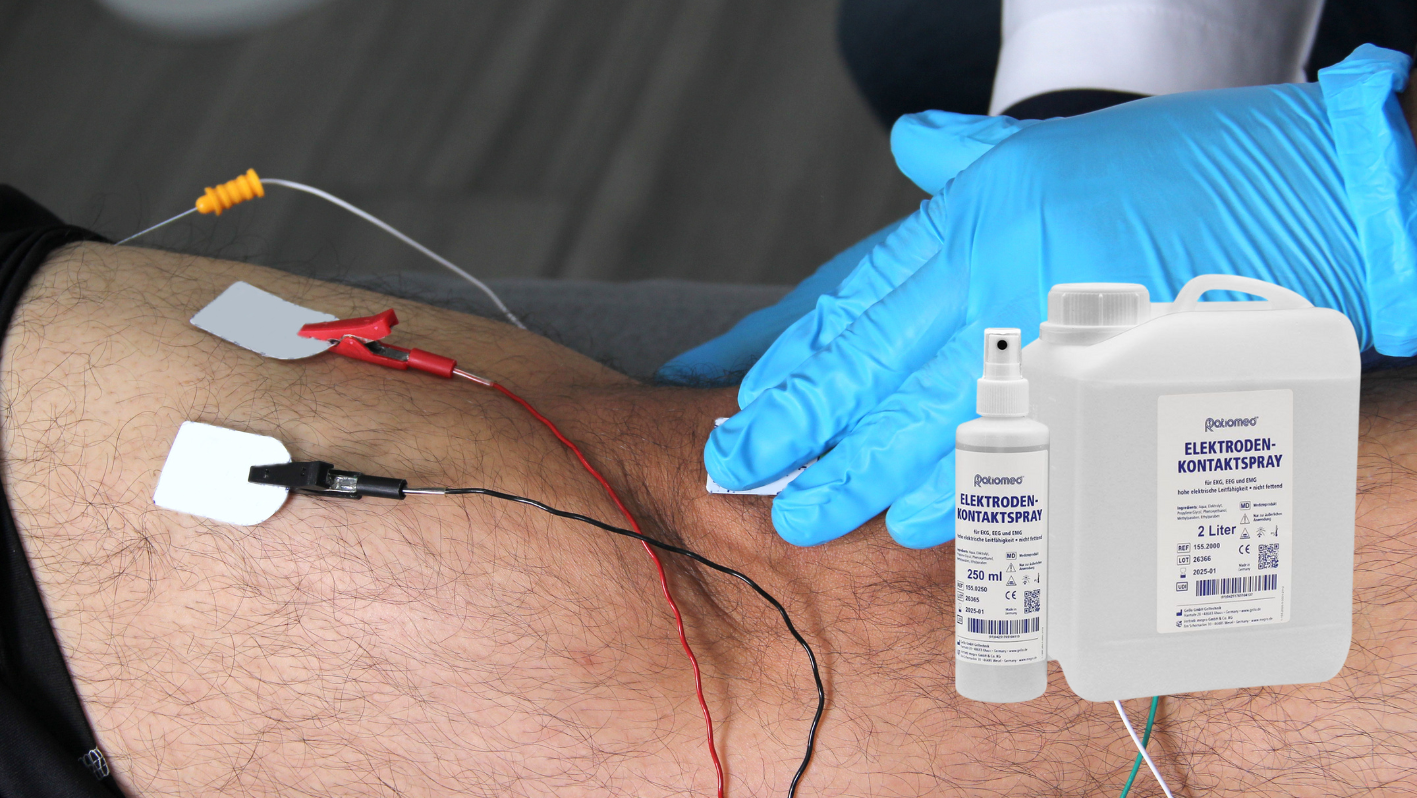 Elektroden-Kontaktspray von ratiomed bei der Anwendung mit Elektroden am Knie eines Mannes